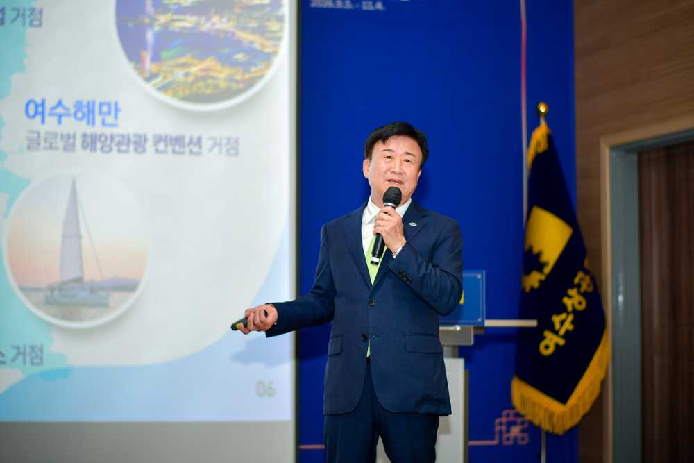 ▲  정기명 시장이 ‘민선8기 시정운영 방향과 여수국가산단의 이해’라는 주제로 특강을 펼쳤다. 