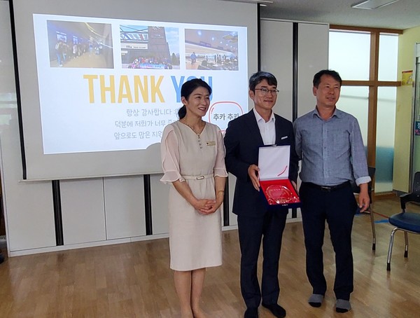 ▲ 여수시장애인종합복지관 최종순관장이 한국철도공사 전남본부 차량처 박해근처장께 감사패를 전달하고 있다.