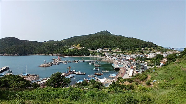 ▲ 이순신 해전 현장을 답사하고 있는 율리안나호가 정박한 가덕도 대항항 모습. 강풍 때문에 부산항까지 가지 못하고 정박했지만 많은 것을 느끼게 한 해양요충지였다.ⓒ 오문수