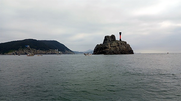 ▲  태종대 앞 주전자섬 주변에 어선들이 모였다.ⓒ 오문수