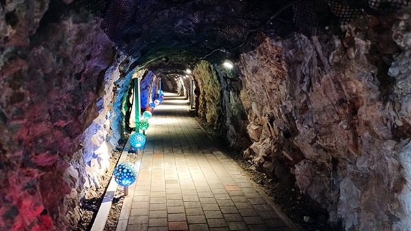 ▲  가덕도 대항항 포진지 내부모습. 동굴요새 길이가 175미터이다.ⓒ 오문수