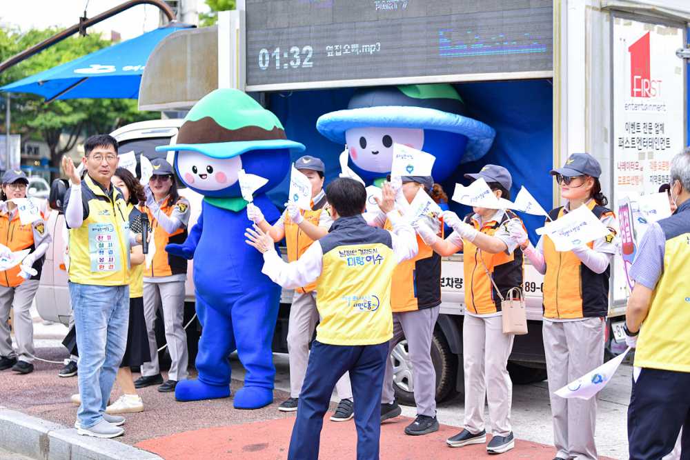 ▲정기명 여수시장이 2026여수세계섬박람회 성공 기원 민․관합동 교통안전 캠페인을 펼치고 있다. 