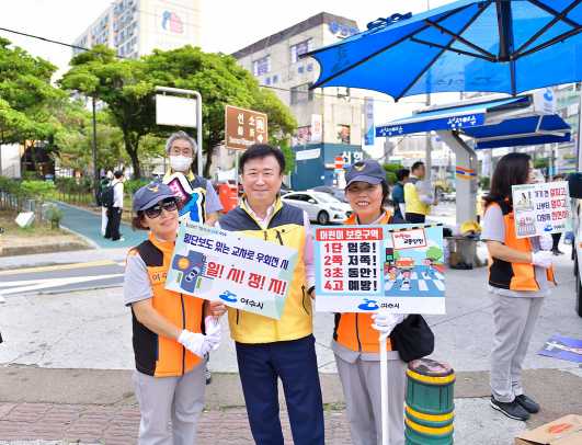 ▲정기명 여수시장이 2026여수세계섬박람회 성공 기원 민․관합동 교통안전 캠페인을 펼치고 있다. 