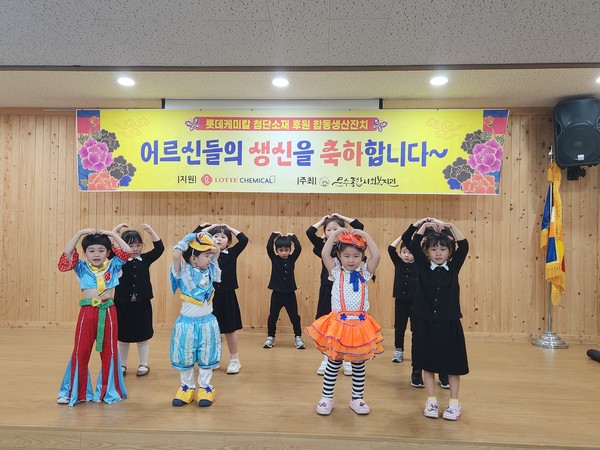 ▲ 안데르센 어린이집(원장 한춘희) 원아들의 율동 공연 ⓒ박은옥 