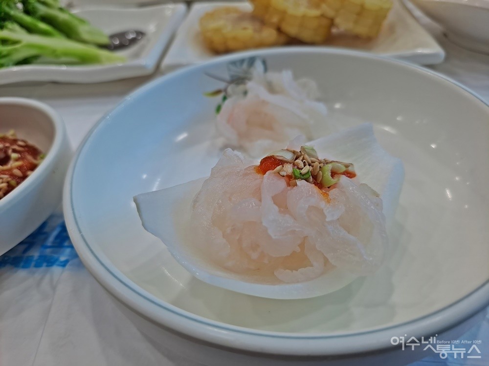 ▲갯장어 회는 양파에 쌈하면 양파의 상큼하고 아삭한 맛이 더해져 최고의 별미가 된다.  ⓒ조찬현