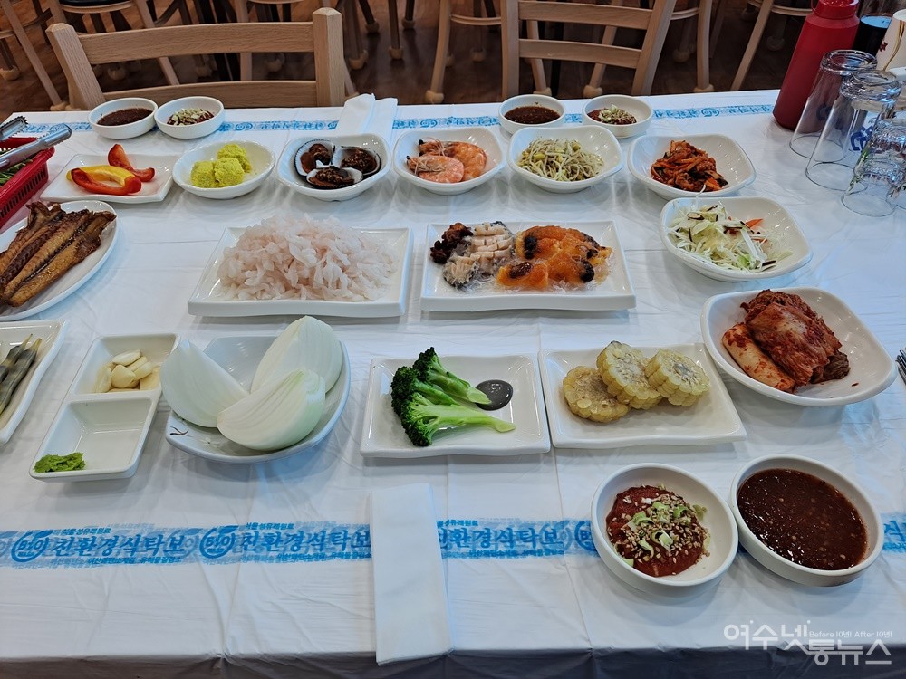 ▲여수시 국동 금비늘 횟집의 갯장어 회 기본 상차림이다. ⓒ조찬현