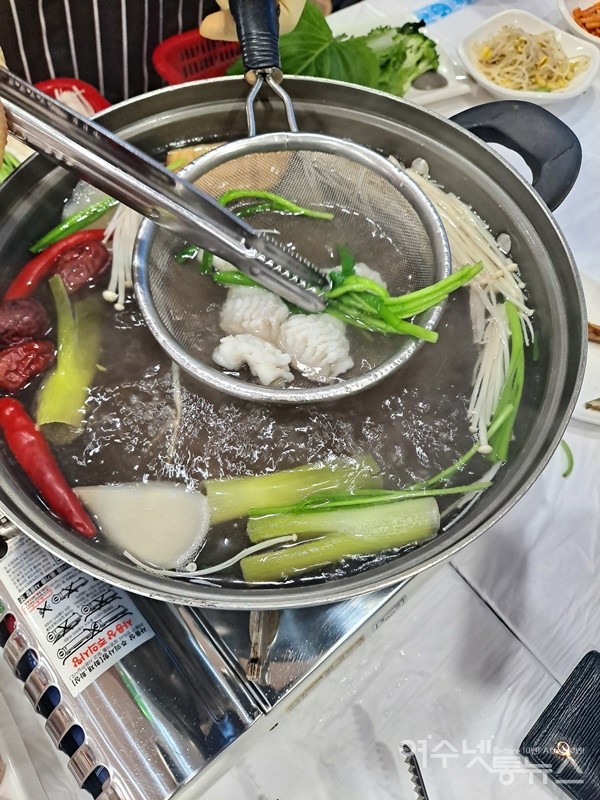 ▲갯장어 데침회다. 맛있는 포인트는 갯장어를 뜨거운 육수에서 3~5초 데치면 적절하다. ⓒ조찬현