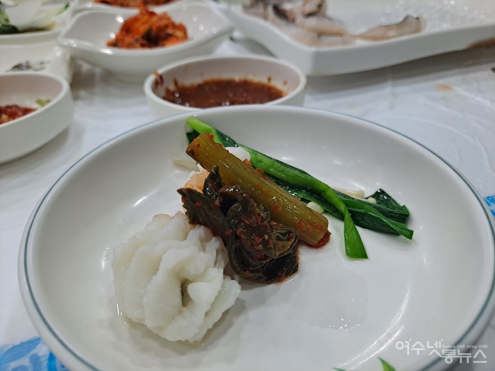 ▲갯장어 데침회는 돌산갓김치와 먹으면 찰떡궁합이다. ⓒ조찬현