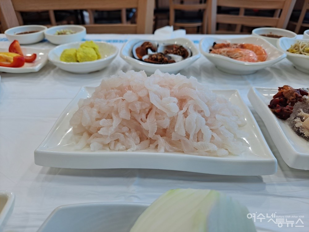 ▲갯장어 회다. 식감이 부드럽고 순수한 맛이 도드라진다. ⓒ조찬현