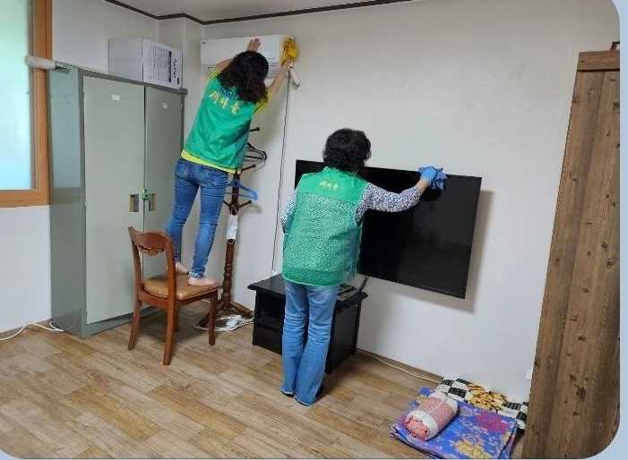 ▲ 둔덕동 새마을부녀회가 경로당을 청소하고 있다.