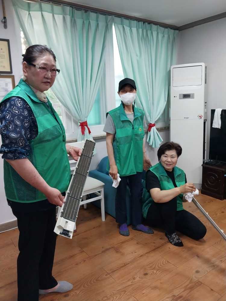 ▲ 둔덕동 새마을부녀회가 경로당을 청소하고 있다.