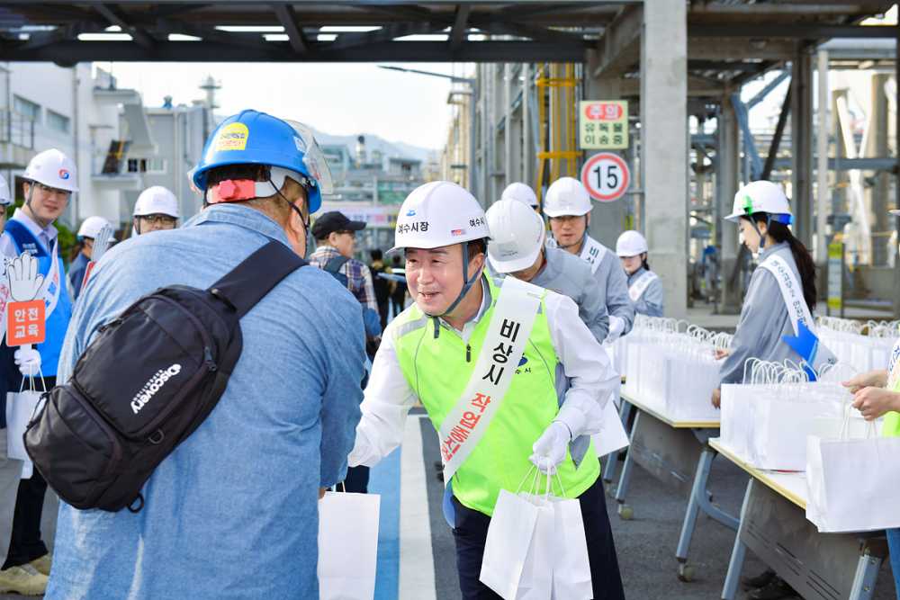 ▲정기명 시장이 금호석유화학㈜여수고무제2공장에 출근하는 근로자에 안전수칙 준수를 당부하고 있다.  