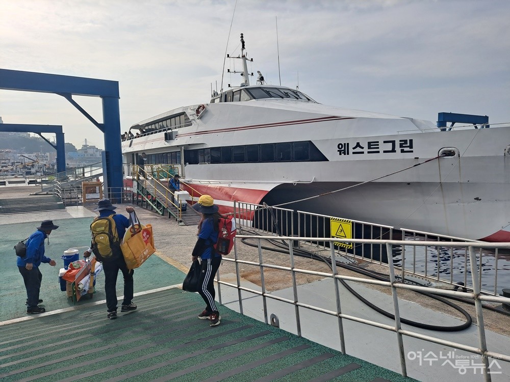 ▲여수 연안여객터미널에서 거문도를 오가는 쾌속선 웨스트그린호다. ⓒ조찬현