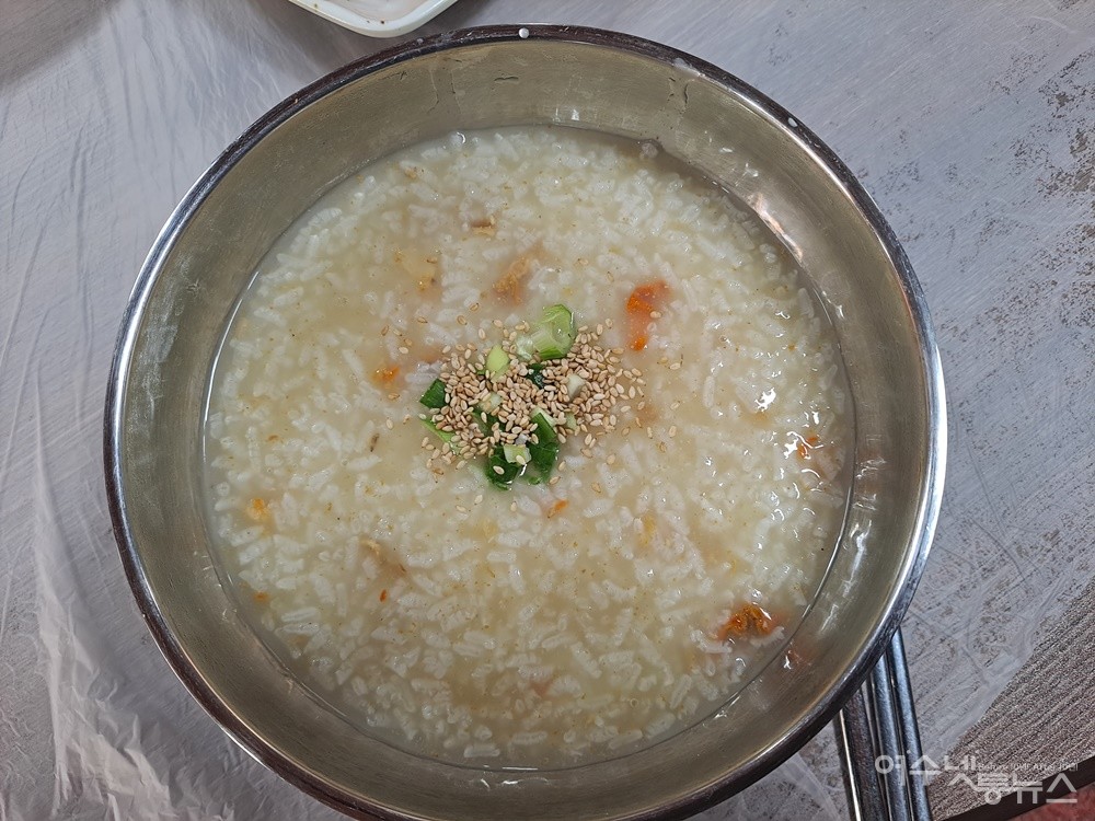 ▲섭(홍합)죽이다. 자연산 홍합인 섭을 잘게 다져 죽을 쑤었다.  ⓒ조찬현