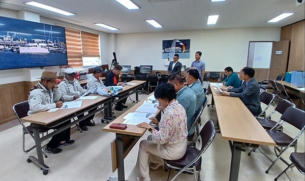 ▲보성 비봉마리나 사무실에서 율리안나호 대원들을 열렬히 환영하는 보성군 관계자들 모습. ⓒ 오문수