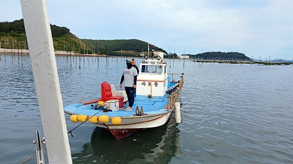 ▲ 율리안나호가 노력도 인근 양식장 뻘밭에 얹혀 좌주되어 3시간 40분 동안 꼼짝못하고 있을 때 지나가던 어선이 밧줄로 우리 배를 묶어 끌어내준 후 앞장서며 "우리 배가 간길로만 천천히 따라오세요"라며 앞장섰다. 고마운 분이다. ⓒ 오문수