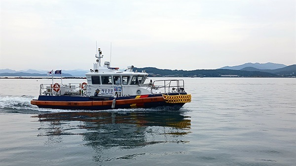 ▲  강진 마량항을 떠나 완도로 향하던 율리안나호가 김양식장에 막혀 헤매고 있을 때 마량 해양경찰정이 달려와 길을 안내해줬다. ⓒ 오문수