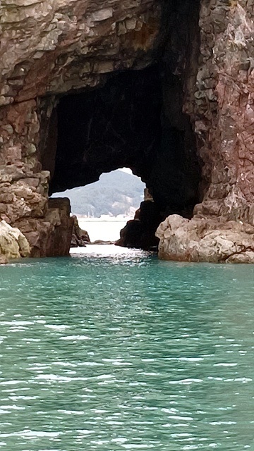 ▲ 완도 신지도 인근에 있는 혈도 모습. 혈도는 구멍이 뜷린 섬이라는 뜻이다. ⓒ 오문수