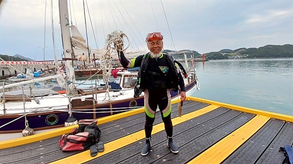 ▲ 강진 마량항에서 율리안나호가 출항하기 전 스크류에 걸린 밧줄을 끊어 보여주고 있다. 조원옥선장은 매일 아침 출항전 스크류를 점검한다. ⓒ 오문수