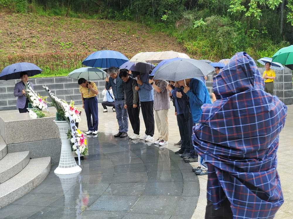 ▲ 군산해경재향경우회가 충혼탑을 참배했다.