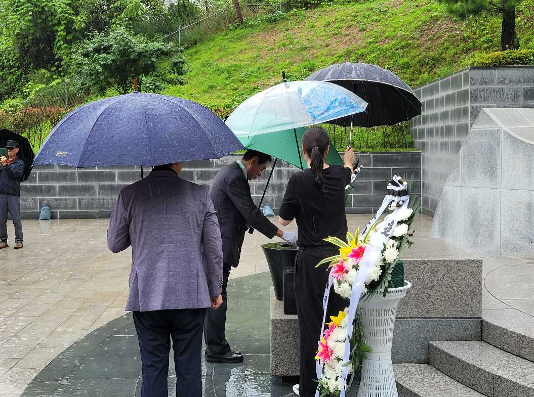 ▲ 군산해경재향경우회가 충혼탑을 참배했다.