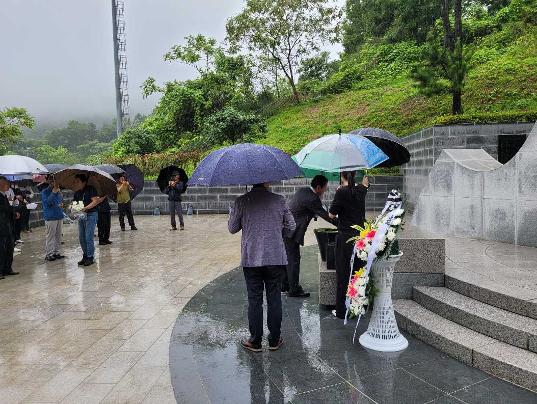 ▲ 군산해경재향경우회가 충혼탑을 참배했다.