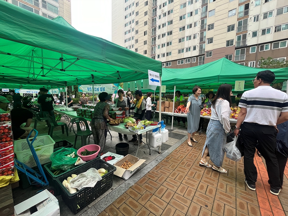▲ 지난해 화양면 ‘찾아가는 농특산물 직거래 행복장터’ 