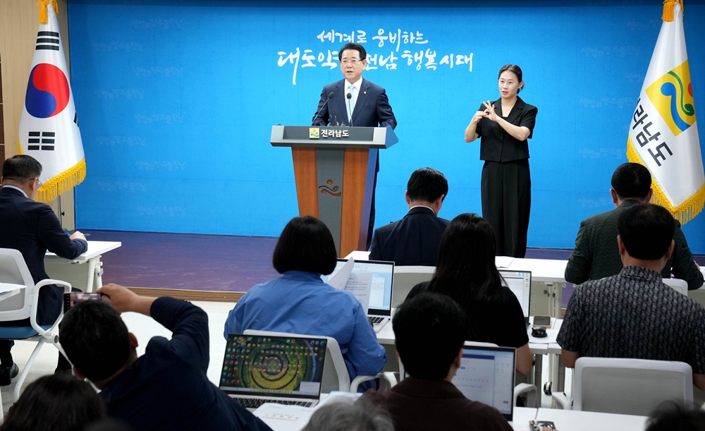 ▲ 김영록 전라남도지사가 25일 오전 도청 브리핑룸에서 민선 8기 출범 2주년 기자간담회를 갖고 그간의 성과와 앞으로의 계획에 대해 발표하고 있다.