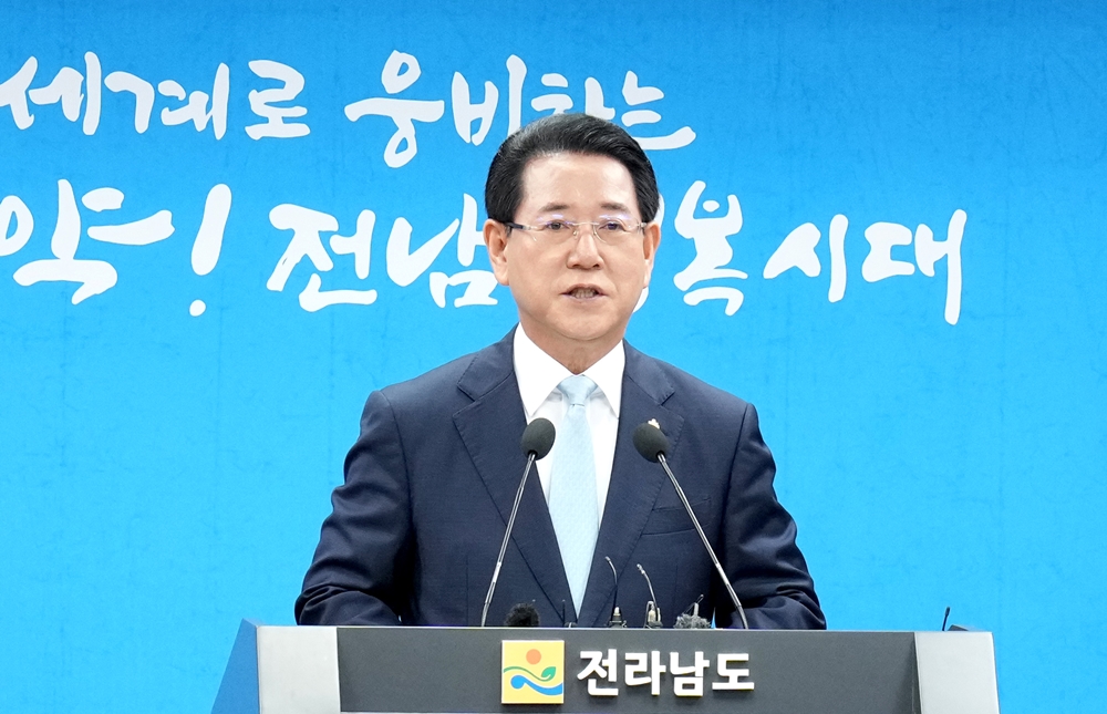 ▲ 김영록 전라남도지사가 25일 오전 도청 브리핑룸에서 민선 8기 출범 2주년 기자간담회를 갖고 그간의 성과와 앞으로의 계획에 대해 발표하고 있다.