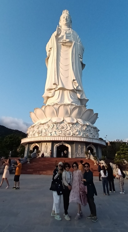 ▲ 해수관음상 앞에서 함께 한 사람들과  ⓒ영은