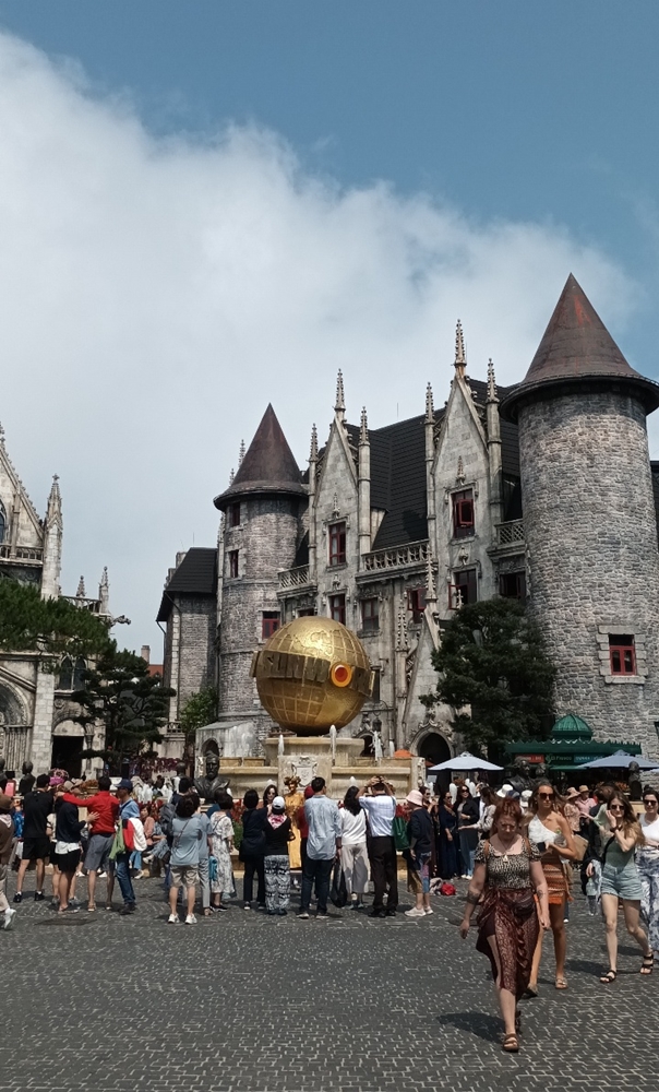 ▲ 인생 샷을 건지기 위해 다양한 포즈를 취하는 사람들