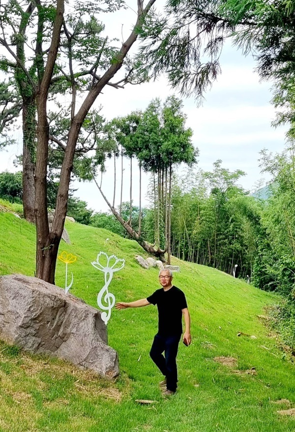 ▲ 하프나무가 있는 이곳을 음악공원으로 꾸미기 위해 각종 작품들을 만들어 설치하는 최병수 작가ⓒ 정영우