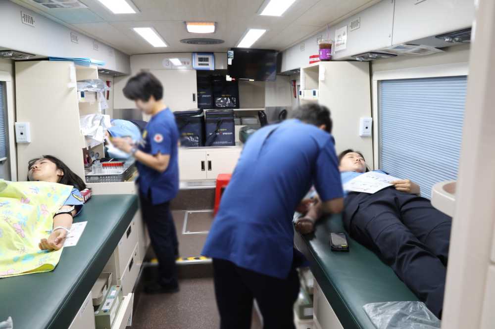 ▲ 헌혈 중인 여수해경