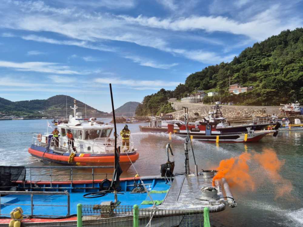 ▲ 화재사고 대응 합동훈련 진행 중인 여수해경