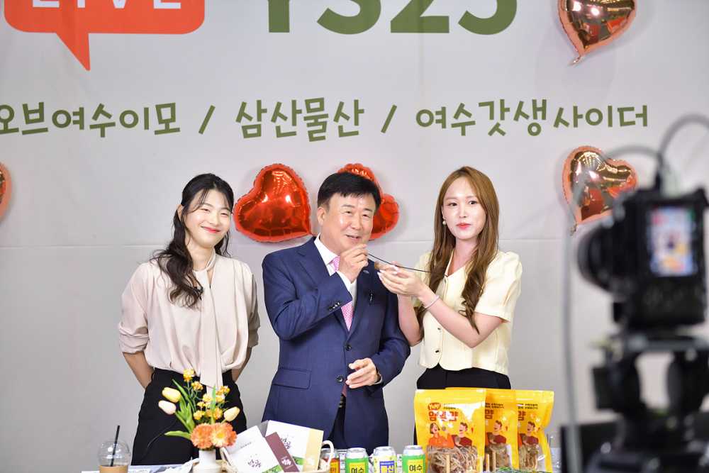 ▲정기명 시장이 여성 창업기업의 생산품을 판매하는 라이브커머스에 직접 출연해 상품을 홍보하고 있다.
