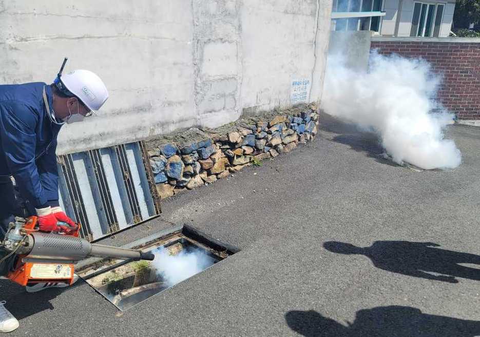 ▲ 여수시도시관리공단 환경자원사업소 방역활동