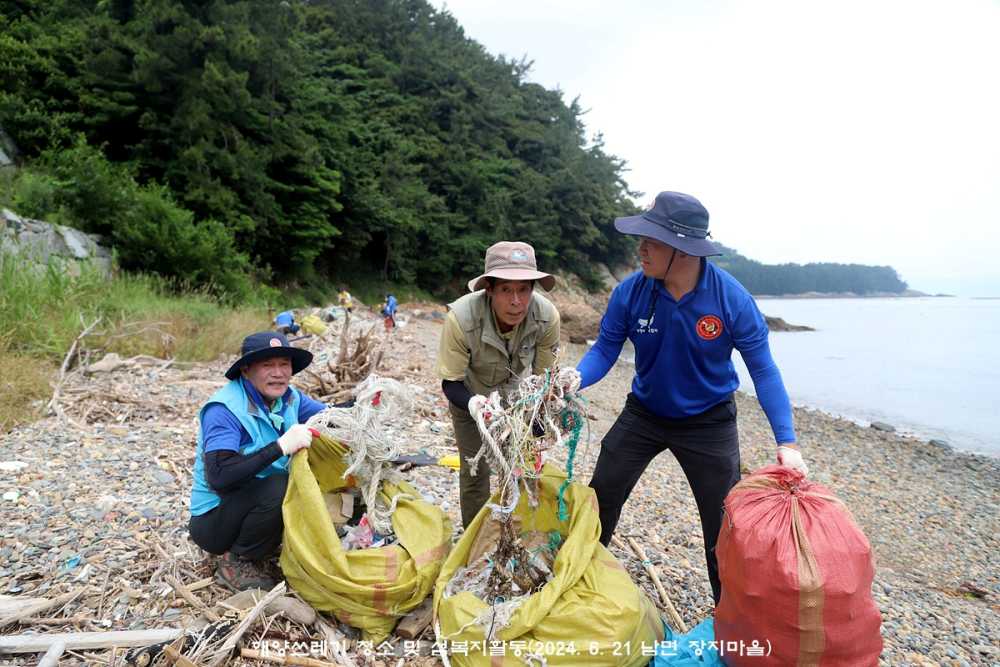 ▲ 금오도 장지마을에서 해양쓰레기 청소 중인 해양환경인명구조단 여수구조대