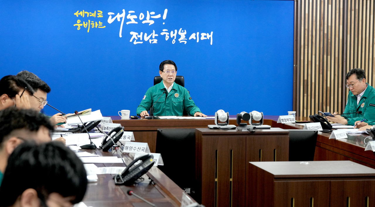 ▲ 김영록 전라남도지사가 30일 오전 전남도청 재난종합상황실에서 실·국장들이 참석한 가운데 호우특보에 따른 재난 대책 비상 1단계회의를 주재하고 있다.