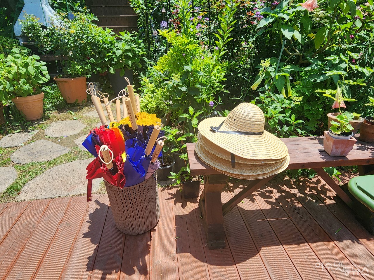 ▲ 전라남도 예쁜 정원 콘테스트에서 최우수상을 수상한 농부의 정원 그로브에 산책을 위해 준비된 모자와 우산 ⓒ심명남