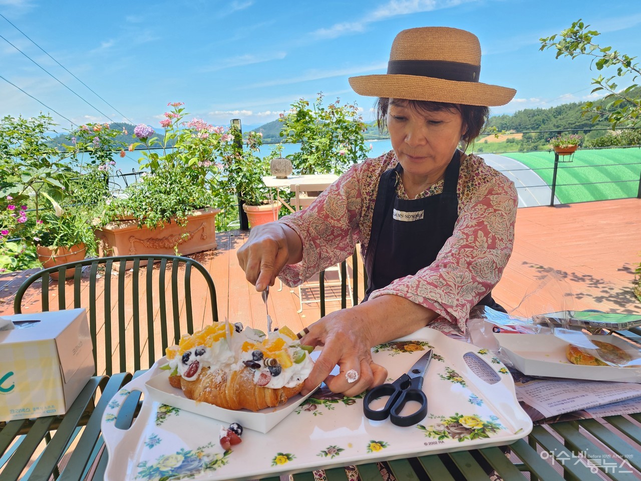 ▲ 전라남도 예쁜정원 콘테스트에서 최우수상을 수상한 농부의 정원 그로브를 운영하는 홍정녀씨가 케익을 자르고 있다 ⓒ심명남