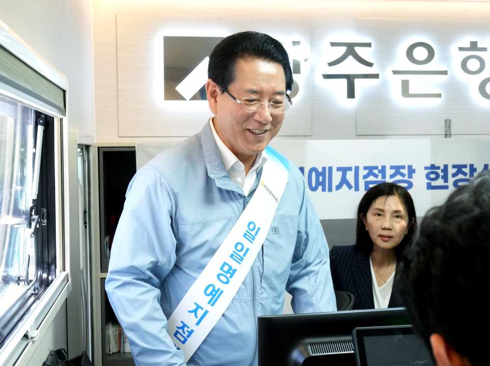 ▲ 금융버스 ‘가드림’ 일일 명예지점장으로 위촉된 김영록 전라남도지사가 광양 중마시장에서 전통시장·소상공인을 대상으로 보증상담 업무를 지원하며 고충과 건의 사항을 청취하고, 지역경제 활성화 방안을 모색하는 현장 상담회를 개최했다.