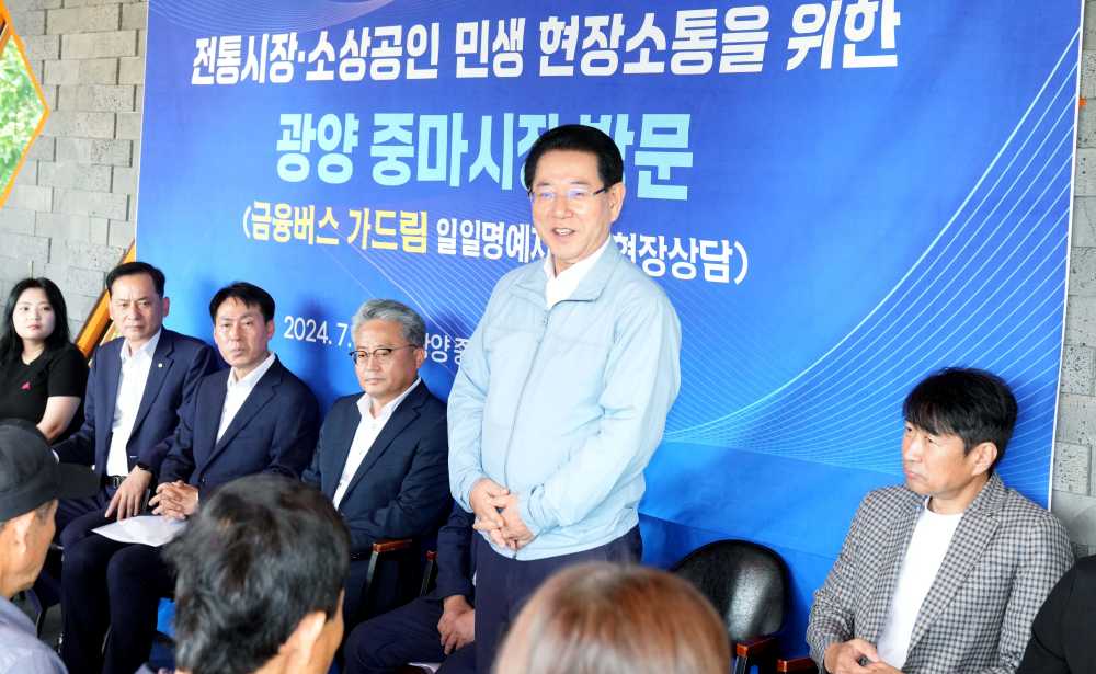 ▲ 금융버스 ‘가드림’ 일일 명예지점장으로 위촉된 김영록 전라남도지사가 광양 중마시장에서 전통시장·소상공인을 대상으로 보증상담 업무를 지원하며 고충과 건의 사항을 청취하고, 지역경제 활성화 방안을 모색하는 현장 상담회를 개최했다.