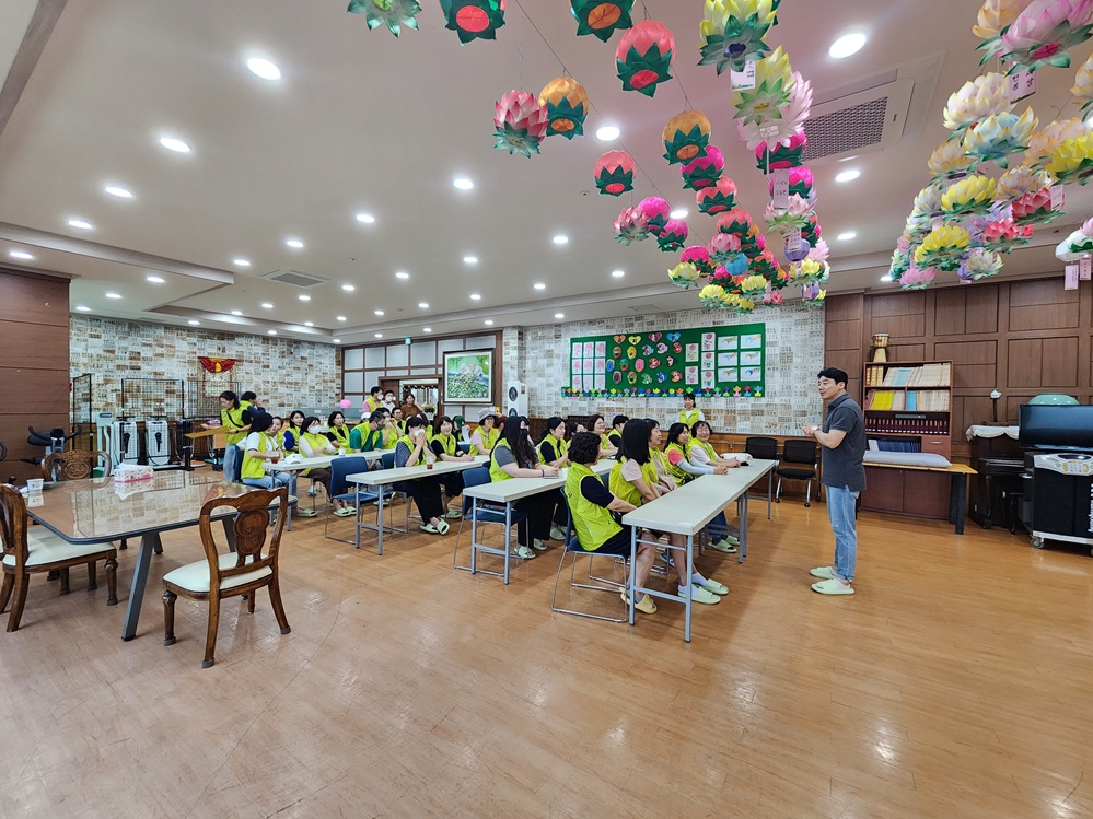 ▲ 봉사활동 전 학생들에게 유의사항을 안내하고 있는 사회복지과 노재현 교수