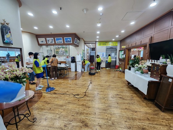 ▲ 기관 입구부터 청소를 시작하고 있는 '고마운 물' 봉사동아리 회원들