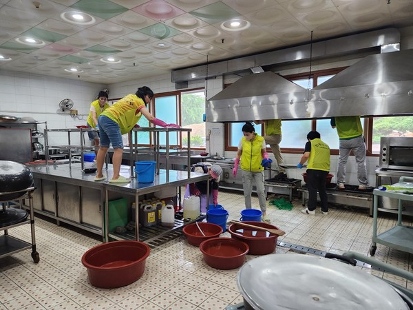 ▲ 조리실을 청소하고 있는 '고마운 물' 봉사동아리 회원들