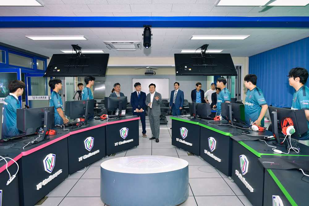 ▲ 정기명 여수시장이 지난 2일 여수공업고등학교 e스포츠부를 방문해 선생님과 선수들을 격려하고 있다. 