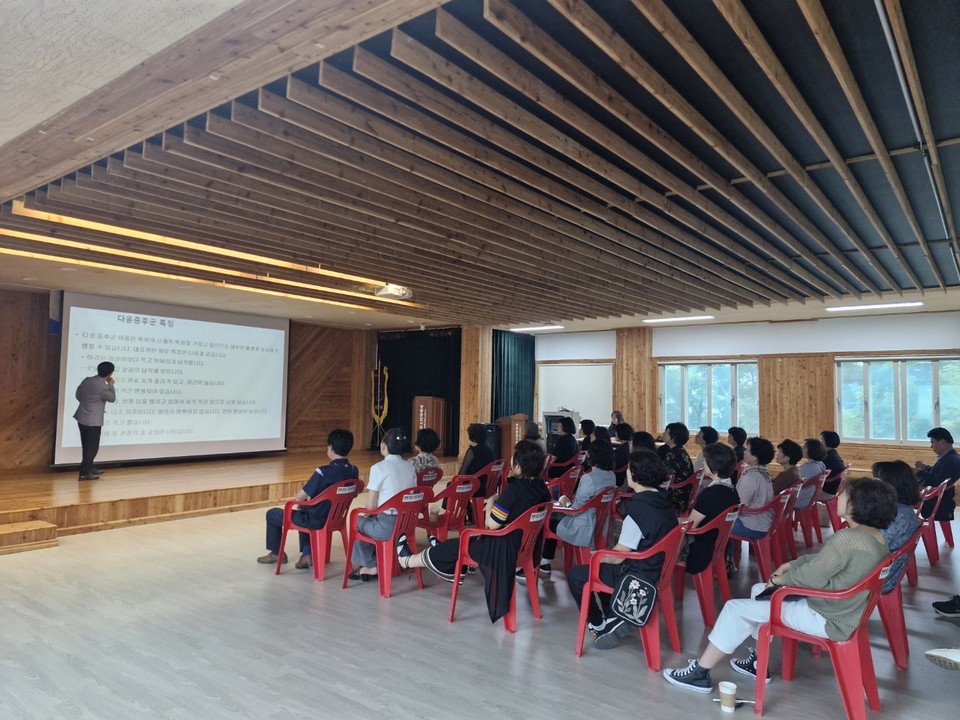 ▲신중년사회공헌 추가모집 참여자 직무교육 사진 ⓒ쌍봉복지관