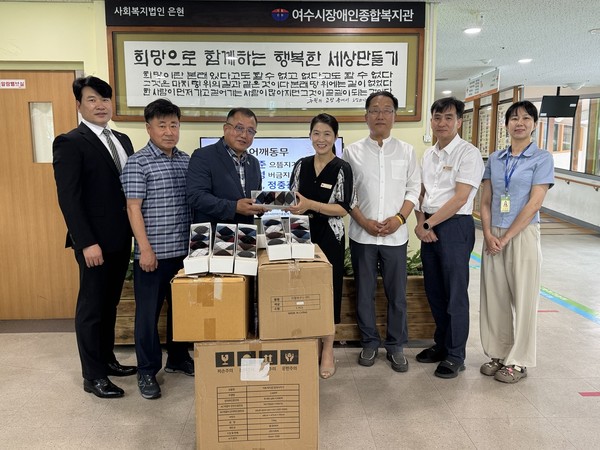 ▲예암산악회 어깨동무(으뜸지기  엄영준)에서 여수시장애인종합복지관(관장 최종순)에 양말을 전달하고 있다.