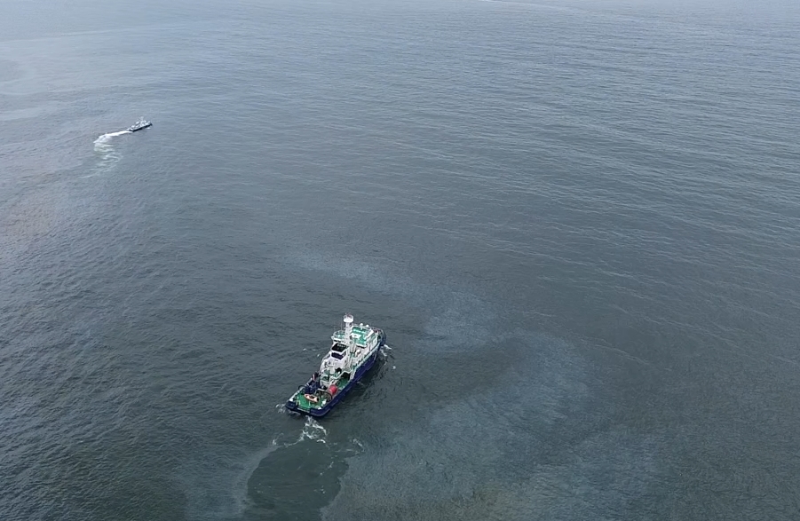 ▲ 경비함정이 기름띠를 방제작업하고 있다.