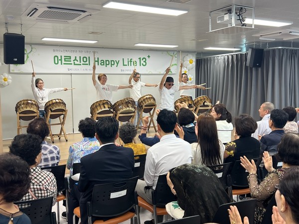 ▲ 복지관 평생학습 실버 두드樂 팀의 신명난 공연